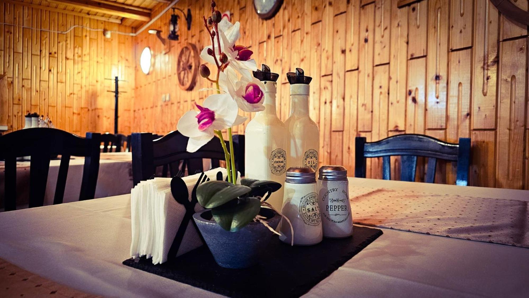 Pensiunea La Taverna Trăisteni Exteriér fotografie